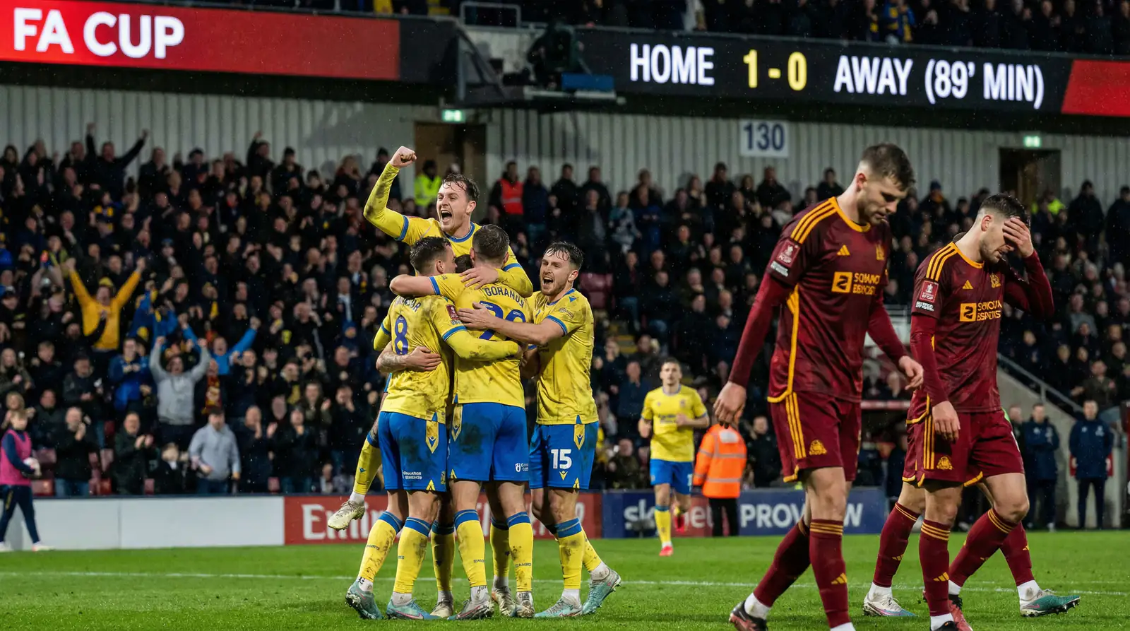 Jugadores de equipo modesto celebrando un gol contra un rival superior ilustrando el concepto de handicap en apuestas de copa